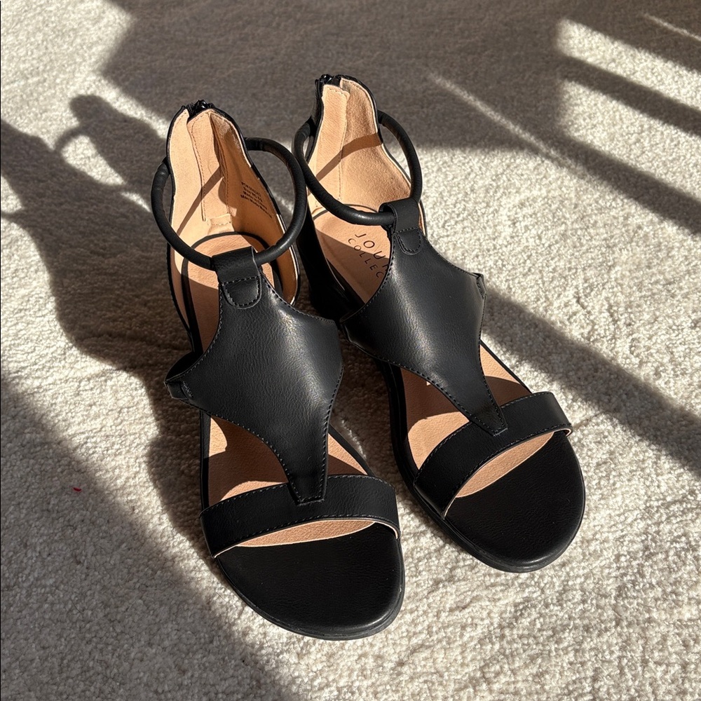 Journee Collection The Traylee Black Strappy Wedge Sandals